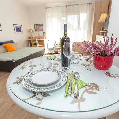 Emzi Apartamento *