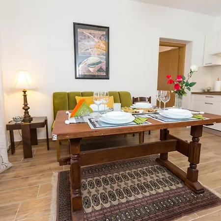 Emzi Apartamento *