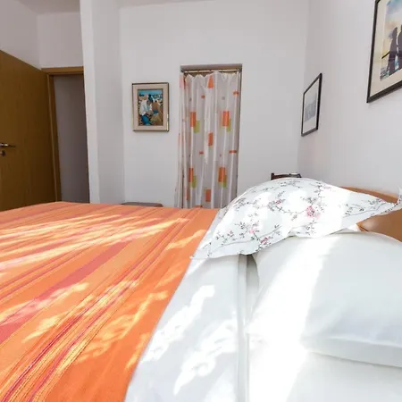 Emzi Apartamento *